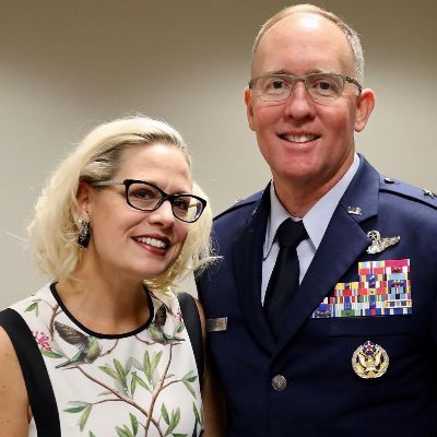 Kyrsten Sinema took a picture with a high-ranking officer of the Military.